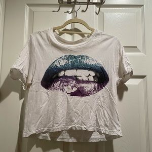 Cropped Colored Lips Shirt